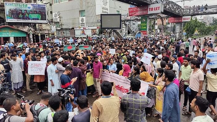 A group of protesters blocked the Science Lab intersection of the city as part of the mass procession declared by the students against discrimination after the Jumma prayer